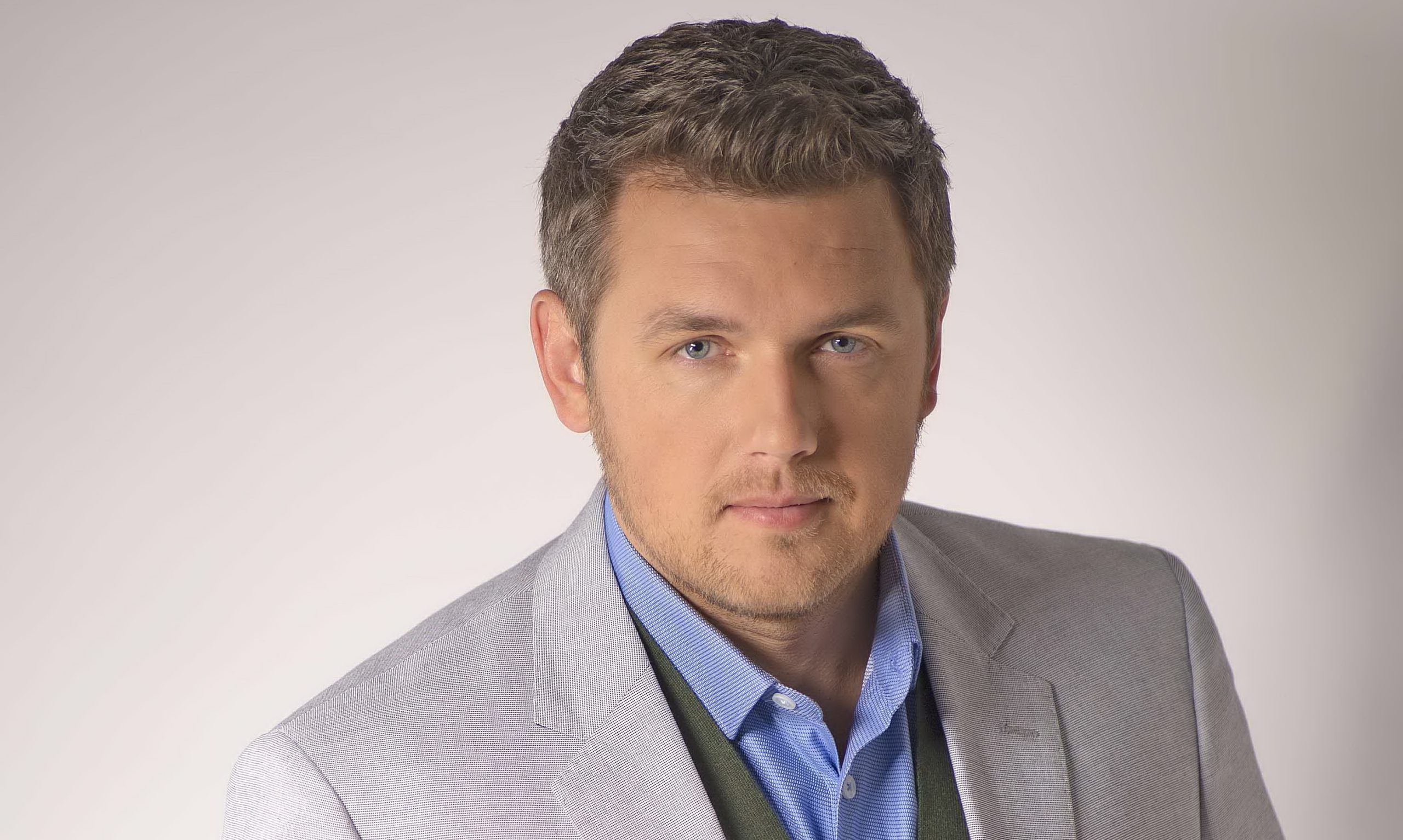 Дмитрий Карпачев в 2025 году: психолог, телеведущий и наставник для родителей